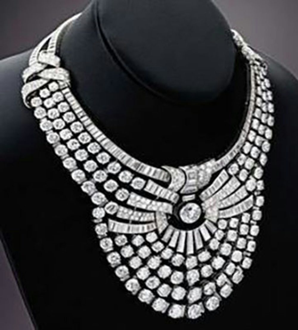 Diebstahl eines Diamantcolliers im Wiens Museum für angewandte Kunst