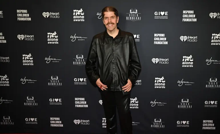 Perez Hilton muss operiert werden nach Selbstverletzung