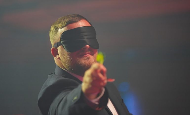 Darts-Meister Littler beeindruckt auf der SPORT BILD-Award Bühne