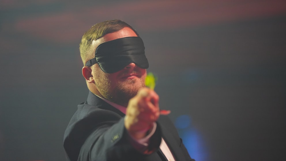 Darts-Meister Littler beeindruckt auf der SPORT BILD-Award Bühne