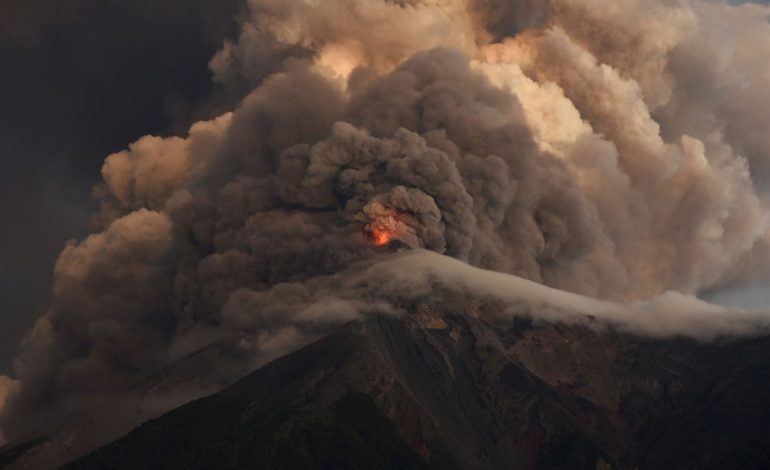 Aktueller Ausbruch des Volcán de Fuego in Guatemala