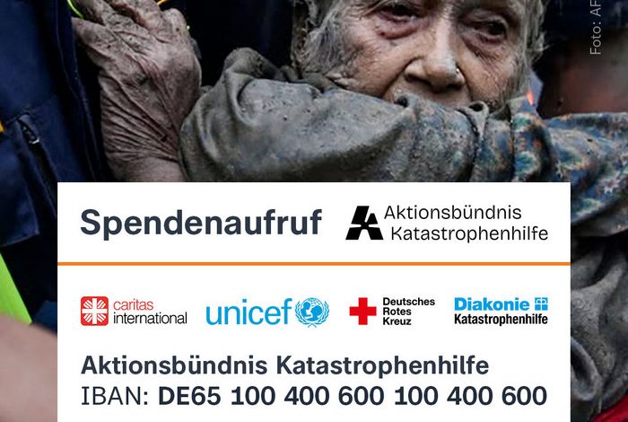 Einsatzkräfte Bekämpfen die Folgen der Sturzflut in Nepal