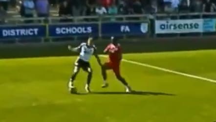 Fußballer erleidet Gesichtsverletzung nach brutalem Foul