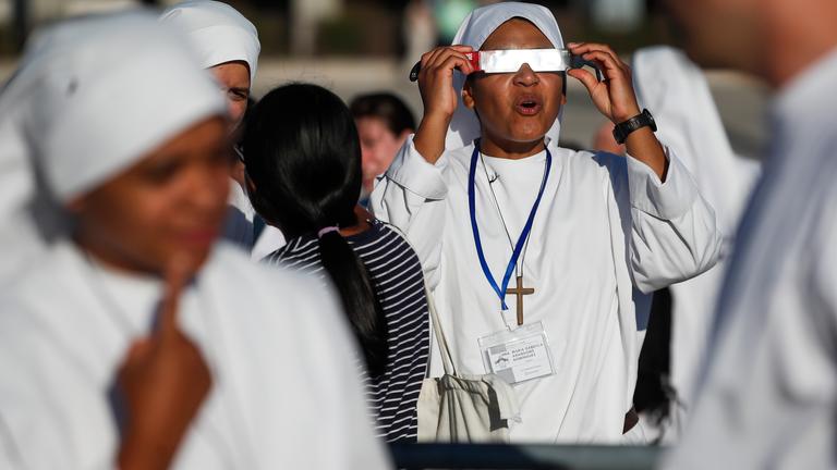 Sonnenfinsternis bei Sonnenuntergang über Europa