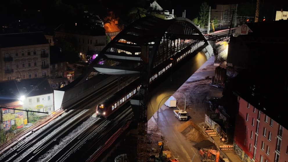 Erste Züge passieren neue Sternbrücke in Hamburg