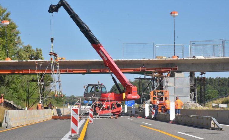 Vollsperrung der A81 bei Bad Dürrheim nach Brückenunfall
