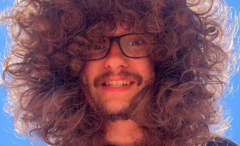 Britischer Influencer verzichtet seit fast zwei Jahren auf Friseurbesuch
