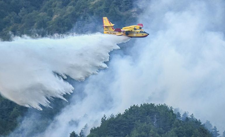 Feuer unter Kontrolle – Helfer nutzen Wasser aus dem Gardasee