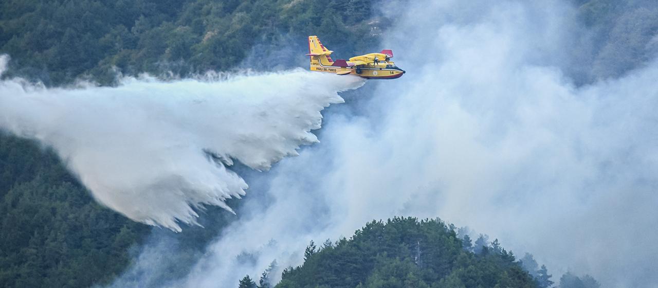 Feuer unter Kontrolle – Helfer nutzen Wasser aus dem Gardasee