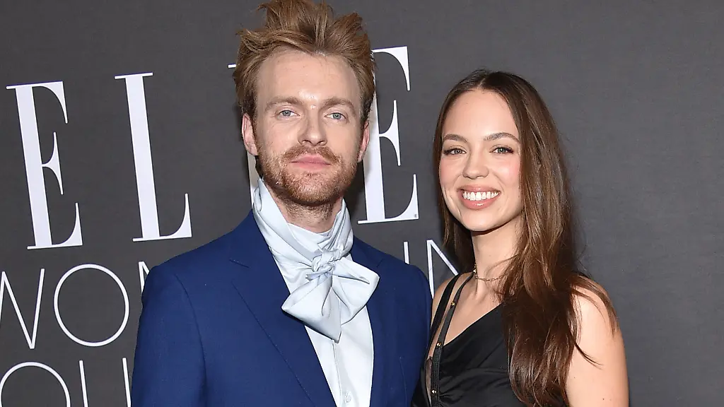 Details zu den Hochzeitslooks von Claudia Sulewski und Finneas