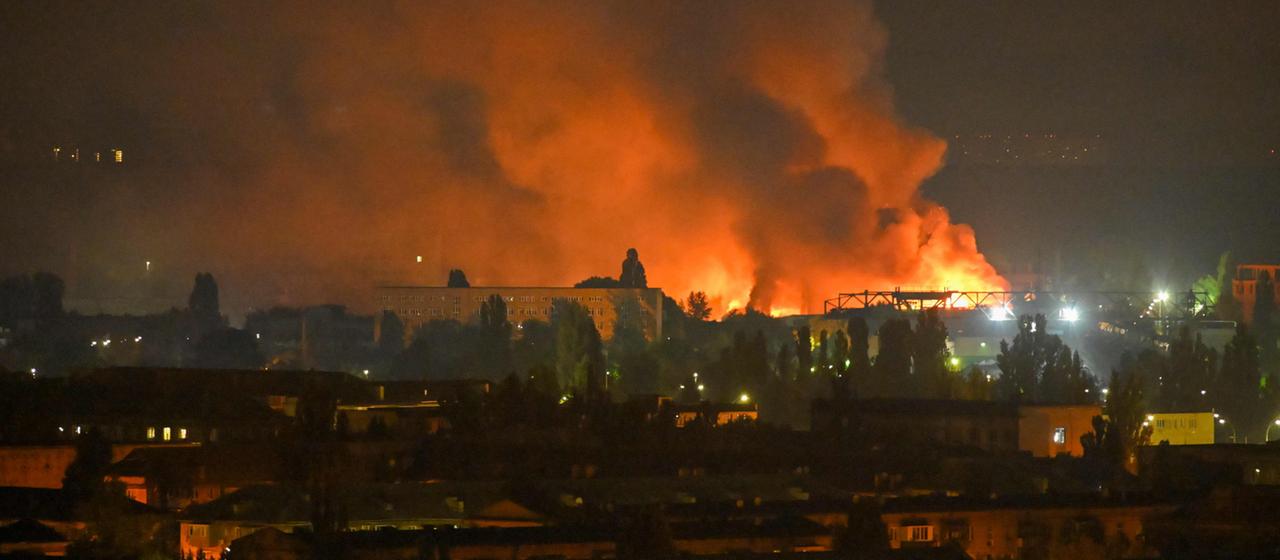 Russischer Raketenangriff auf Kiew verursacht Opfer und Schäden