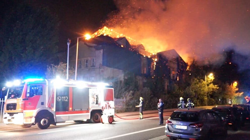 Großbrand in Leipzigs Norden fordert Einsatzkräfte