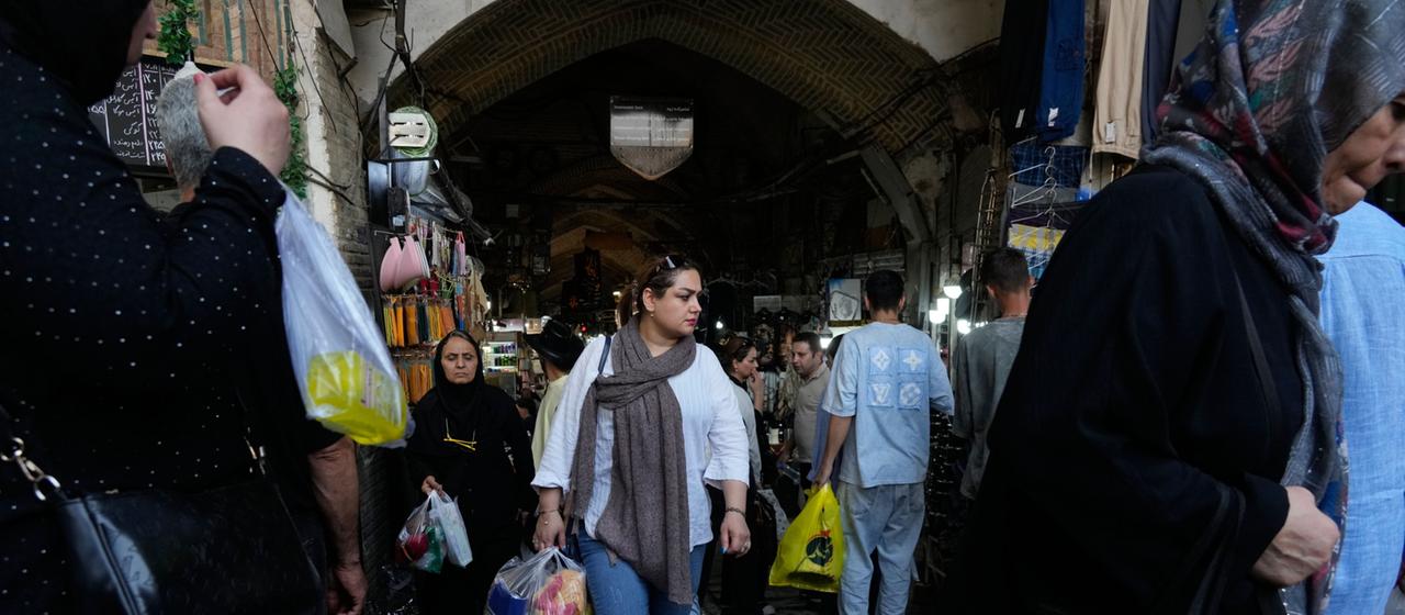 Wirtschaftskrise als Folge des Krieges: Die belastenden Konsequenzen für iranische Bürger