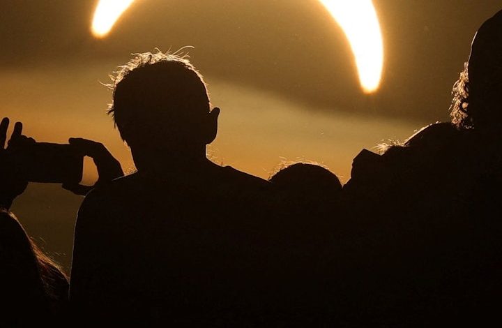 Als der Mond die Sonne verdunkelte: Eine Sonnenfinsternis in Bildern