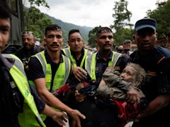 Schwere Sturzflut in Nepal führt zu Verlusten und Zerstörung