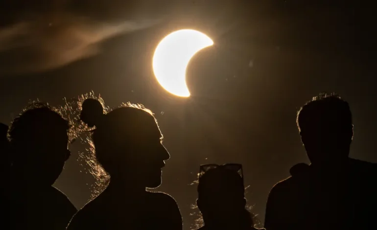 Beeindruckendes Himmelsphänomen: Sonnenfinsternis über Europa