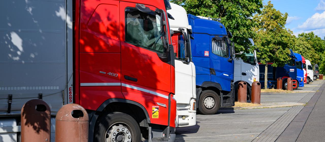 Kritik an der Lockerung des Lkw-Fahrverbots bei Niedrigwasser