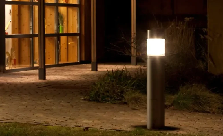 Nachbarschaftsstreit: Gericht verbietet nächtliches Dauerlicht am Nachbarhaus