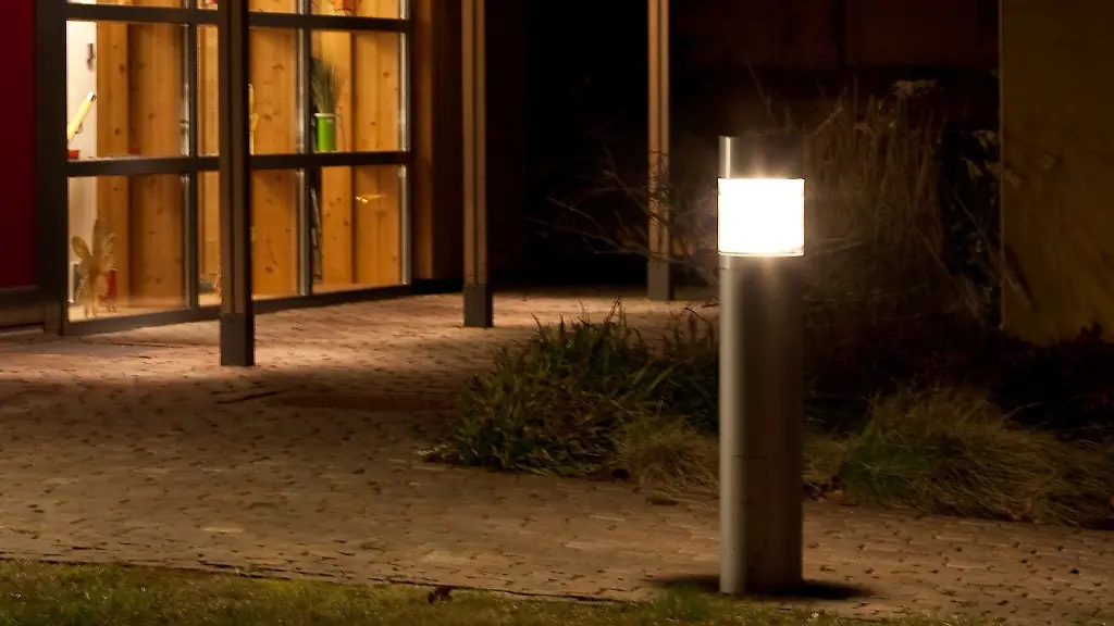 Nachbarschaftsstreit: Gericht verbietet nächtliches Dauerlicht am Nachbarhaus