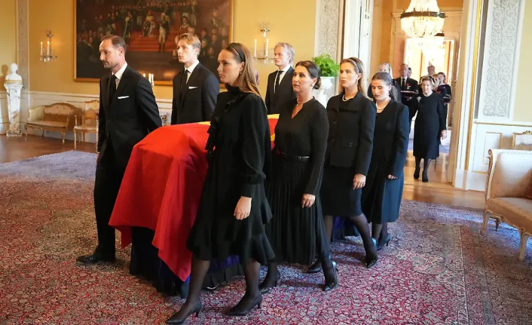 Norwegische Königsfamilie bei Überführung von Harald V.