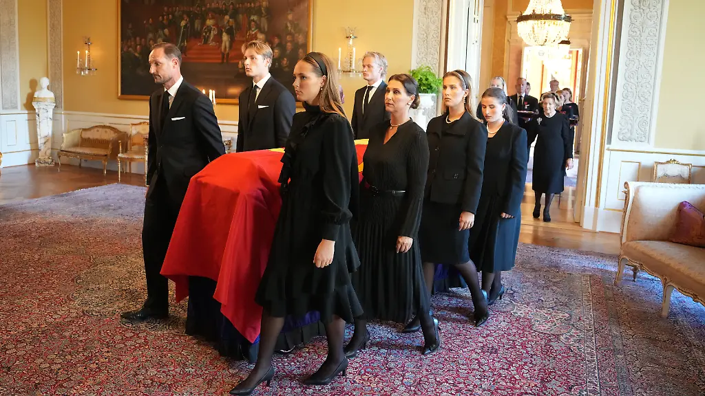 Norwegische Königsfamilie bei Überführung von Harald V.