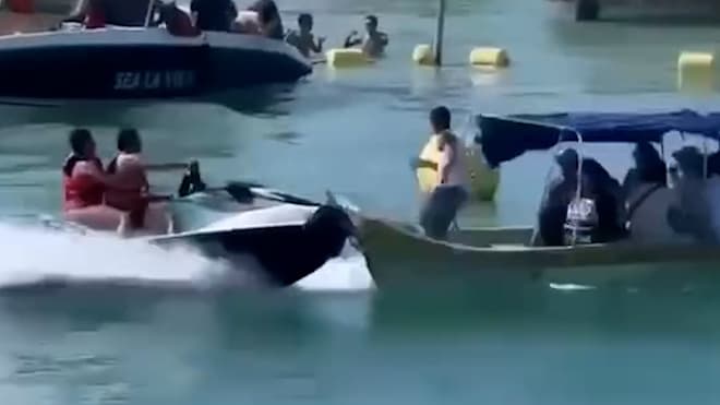 Jet-Ski kollidiert mit Touristenboot