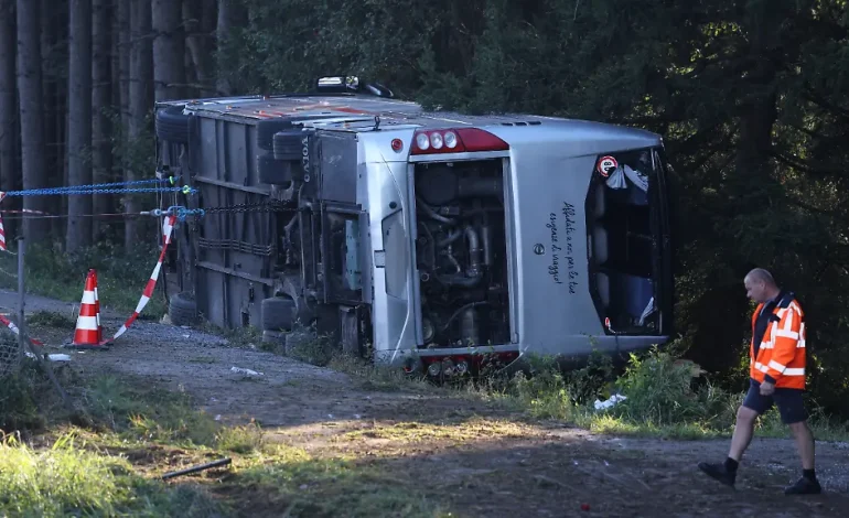 Zwei Tote und Verletzte bei Reisebusunfall auf der A96