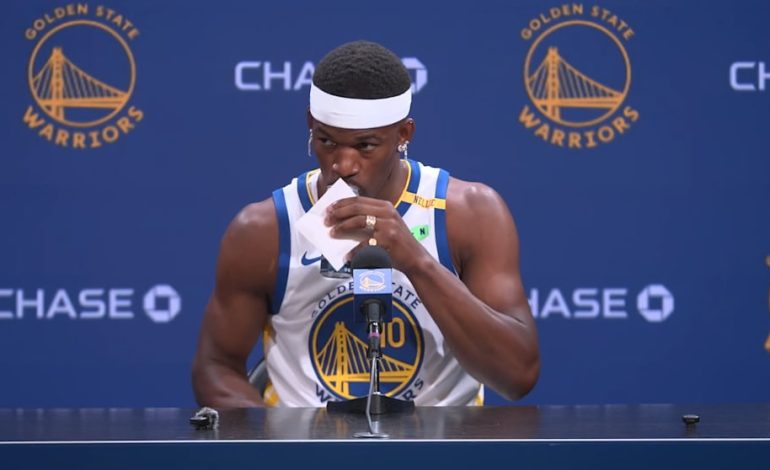 Jimmy Butler beeindruckt bei Pressekonferenz mit exklusivem Accessoire