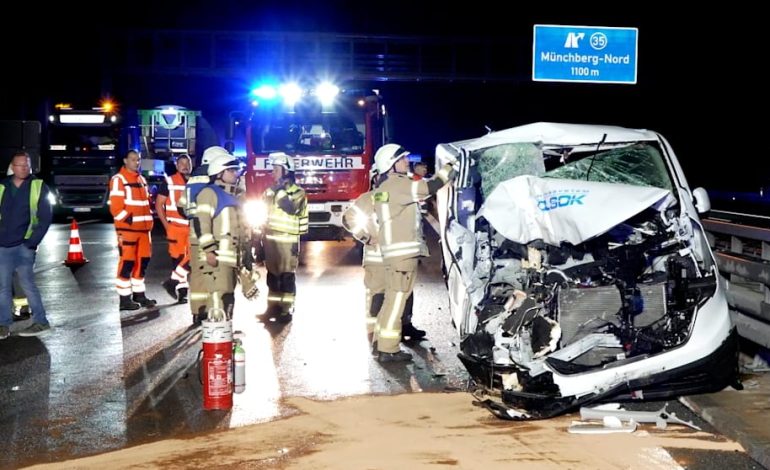 Schwerer Verkehrsunfall auf der A9: Kleinbus kollidiert mit Wohnmobil
