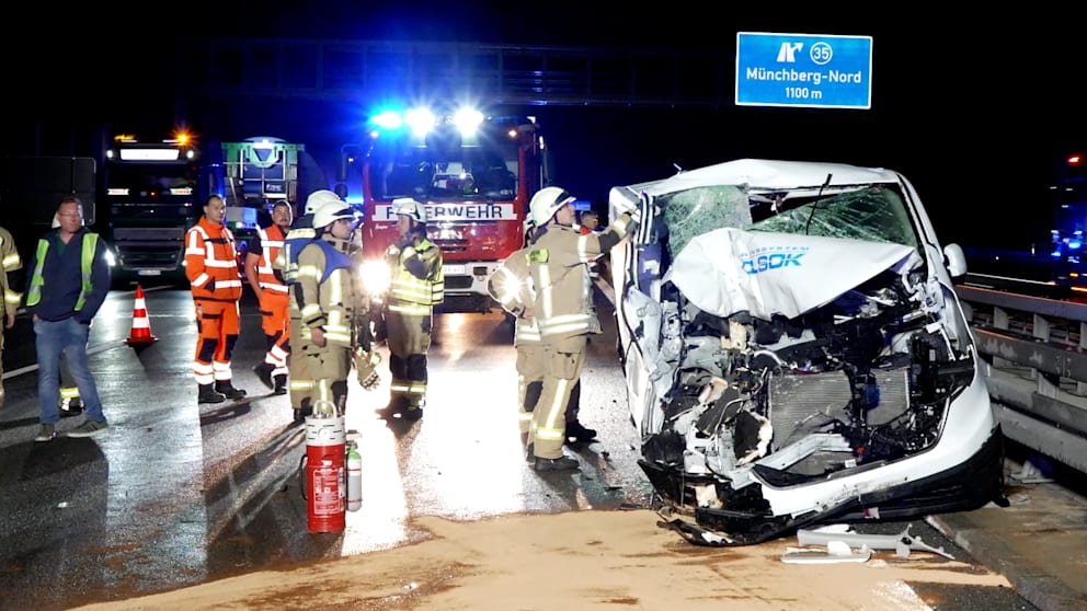 Schwerer Verkehrsunfall auf der A9: Kleinbus kollidiert mit Wohnmobil
