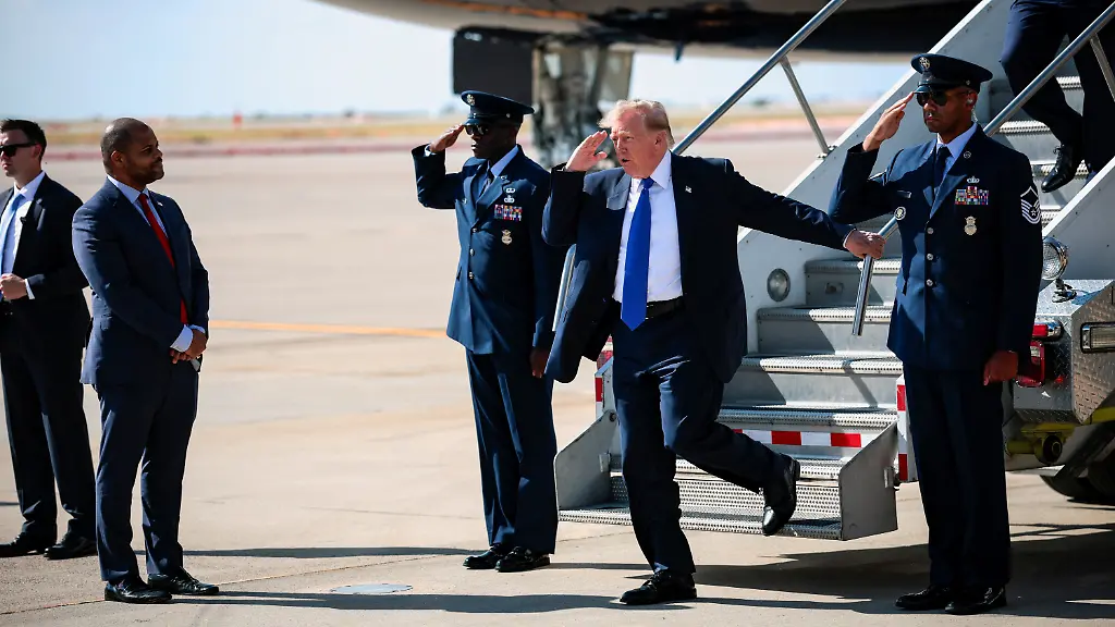 Notrutsche an Trumps Air Force One verzögert Abflug