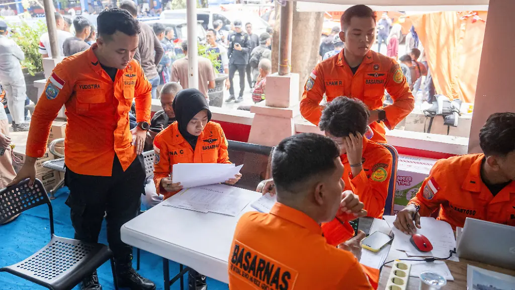 Fähre in Indonesien gesunken: Mehr als 100 Menschen gerettet, 130 vermisst