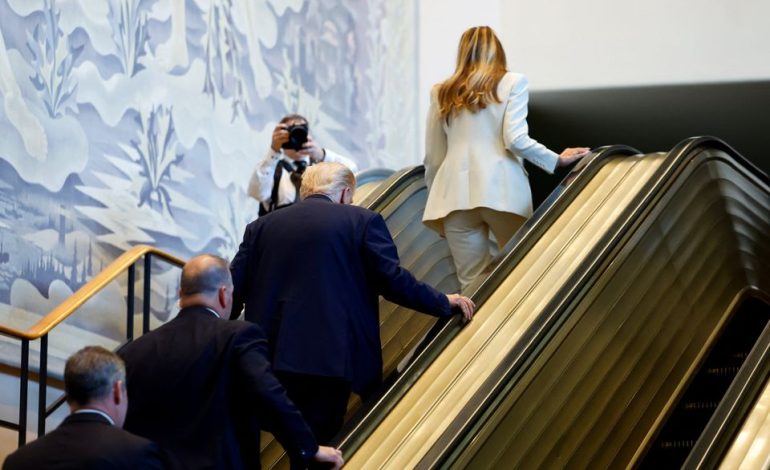 Trump und Melania Trumps Rolltreppenvorfall bei der UNO