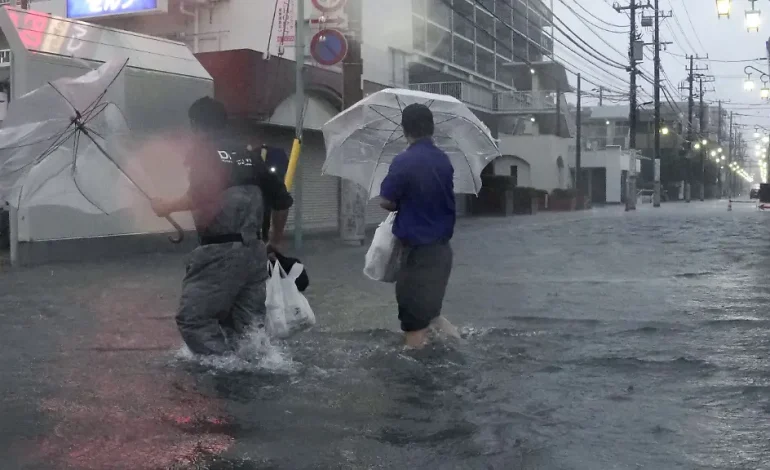 Taifun „Dujuan“ fordert Todesopfer und verursacht Schäden in Japan