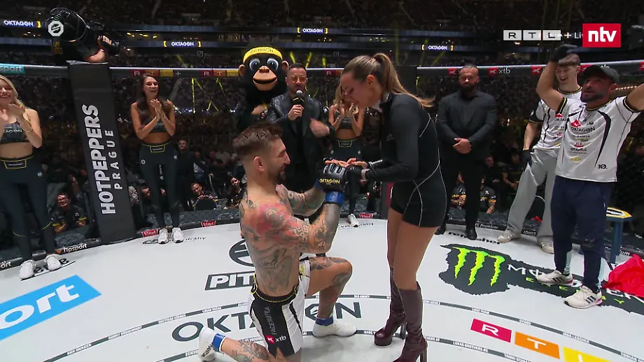 Romantik bei Oktagon: MMA-Kämpfer macht Heiratsantrag
