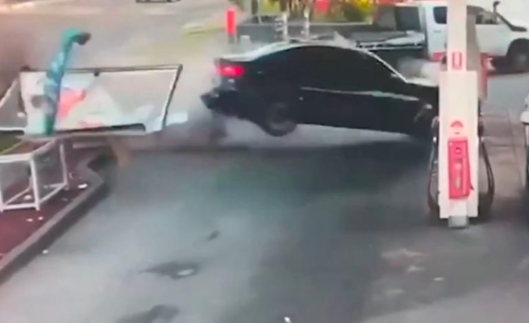 BMW kollidiert mit Zapfsäule: Fahrer mit doppeltem Glück in Sydney