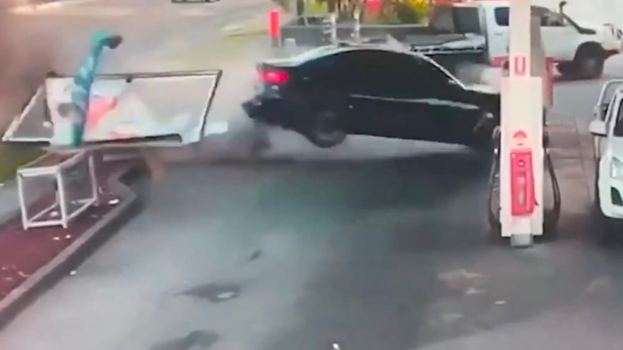 BMW kollidiert mit Zapfsäule: Fahrer mit doppeltem Glück in Sydney