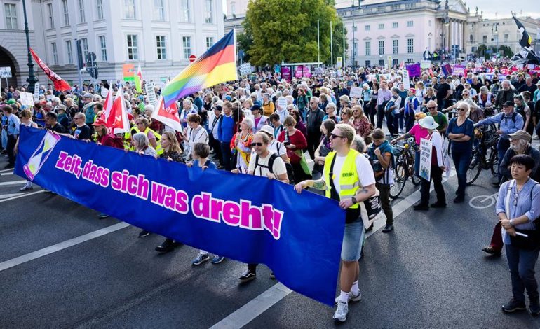 Zehntausende demonstrieren gegen Rechtsextremismus