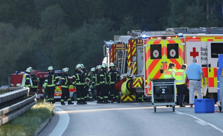 Schwerer Unfall auf der A96: Reisebus umgekippt