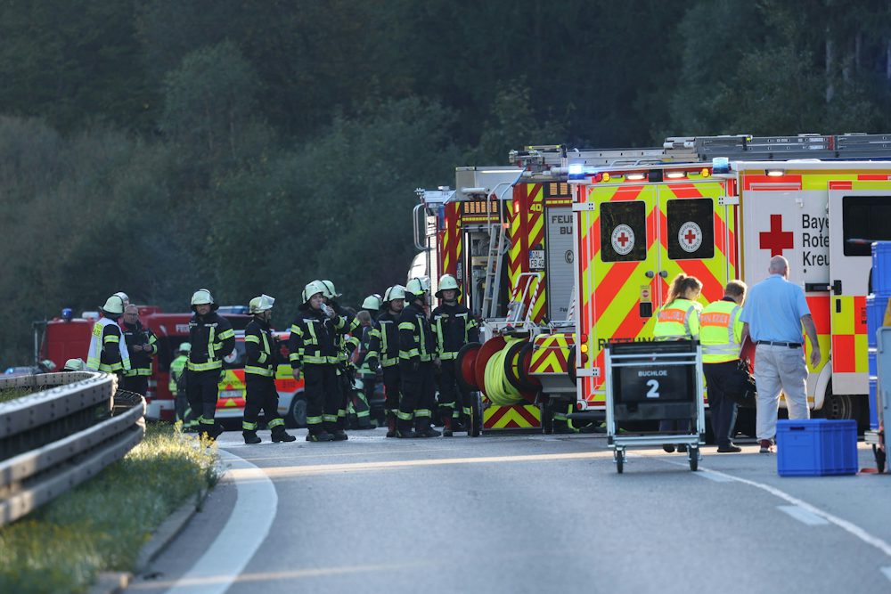 Schwerer Unfall auf der A96: Reisebus umgekippt
