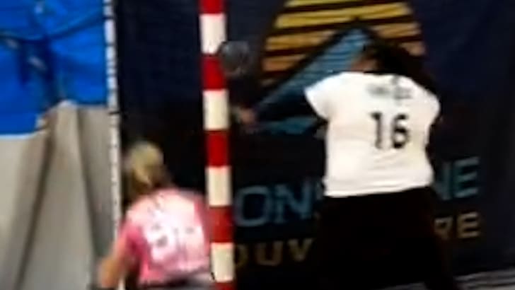 Handball-Torhüterin Sephora-Jeanne Louise beeindruckt mit Doppelparade