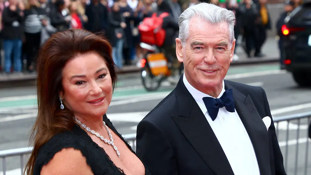 Pierce Brosnan und Keely Shaye Smith verlassen ihr Anwesen in Malibu