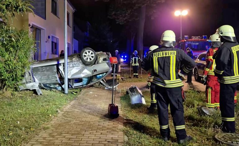 Schwerer Verkehrsunfall in Brandenburg: Auto durchbricht Mauer