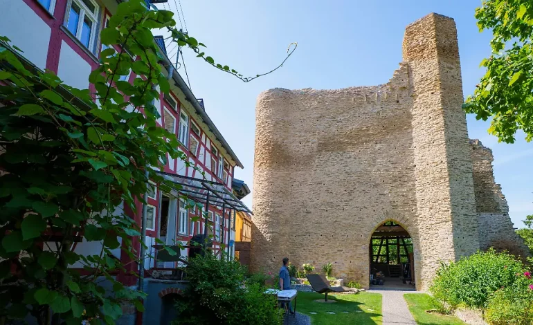 Familie Liss saniert mittelalterliche Burgruine