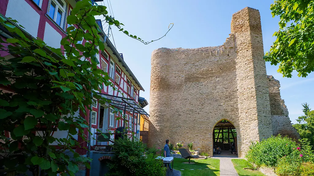 Familie Liss saniert mittelalterliche Burgruine
