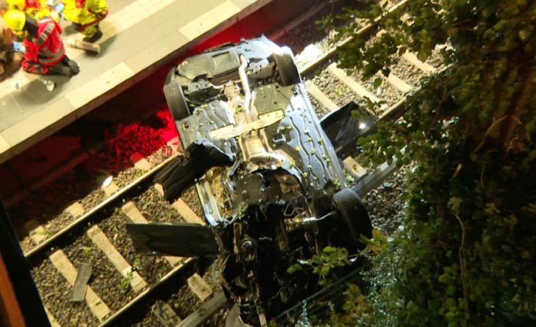Unfall auf der Bösebrücke: Auto stürzt sechs Meter tief