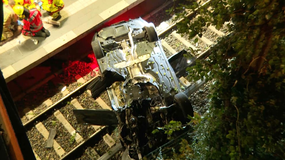 Unfall auf der Bösebrücke: Auto stürzt sechs Meter tief