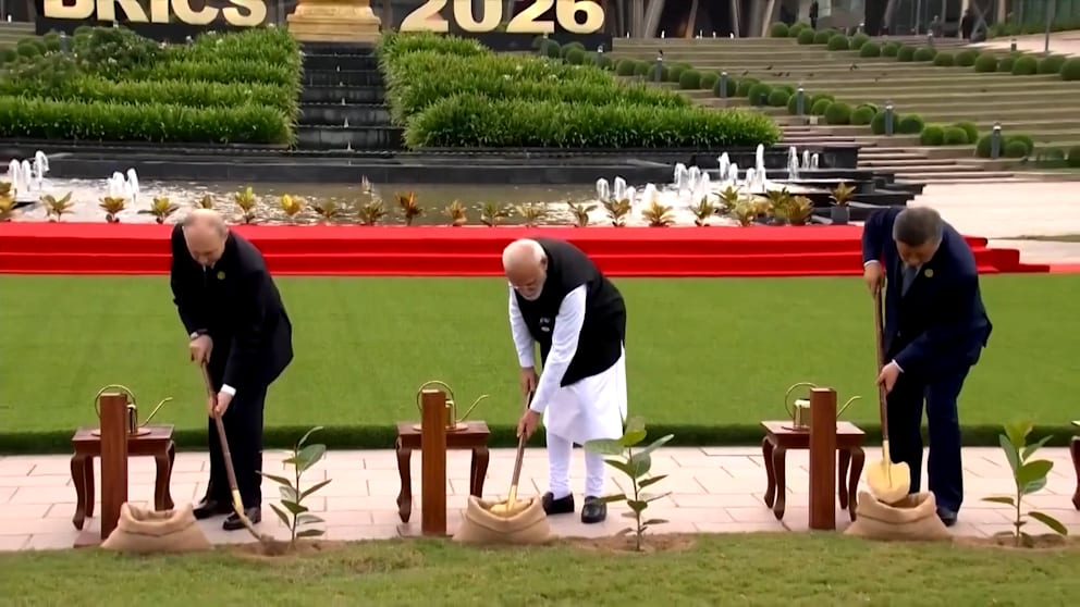 Putins Verhalten beim BRICS-Gipfel und die gleichzeitigen Drohnenangriffe auf die Ukraine