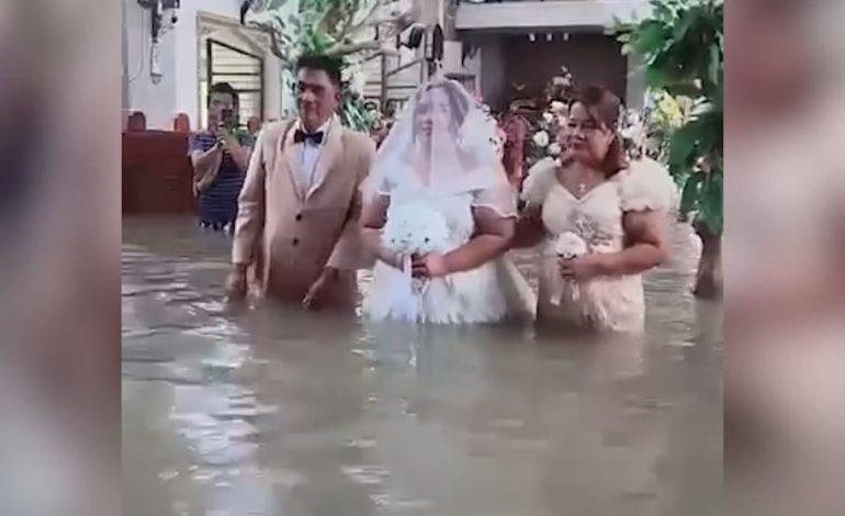 Brautpaar trotzdem glücklich: Hochzeit im Wasser