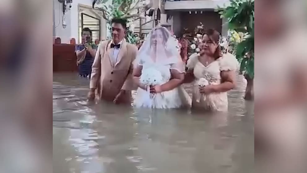 Brautpaar trotzdem glücklich: Hochzeit im Wasser